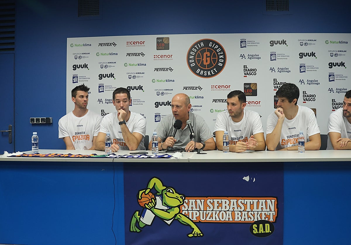 Carlson, Motos, Zubizarreta, Oroz, Martínez y Zubizarreta, ayer en Illunbe.