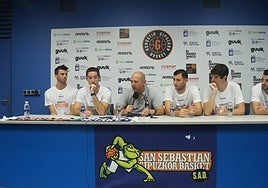 Carlson, Motos, Zubizarreta, Oroz, Martínez y Zubizarreta, ayer en Illunbe.