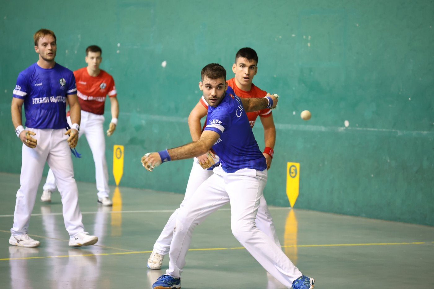 Canabal se dispone a dar un derechazo este jueves en las finales del Memorial Etxandi de Lezo.
