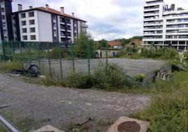 El solar donde se debe construir el edificio de 109 viviendas en régimen de cooperativa es la única parcela que falta por edificar en la primera fase de Txomin Enea.