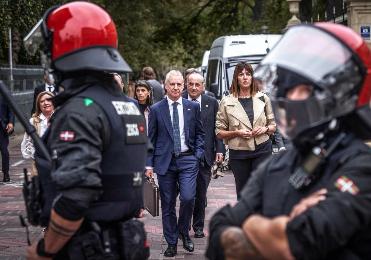 El lehendakari Urkullu, con los consejeros Arriola y Mendia ayer a su entrada al Parlamento Vasco.