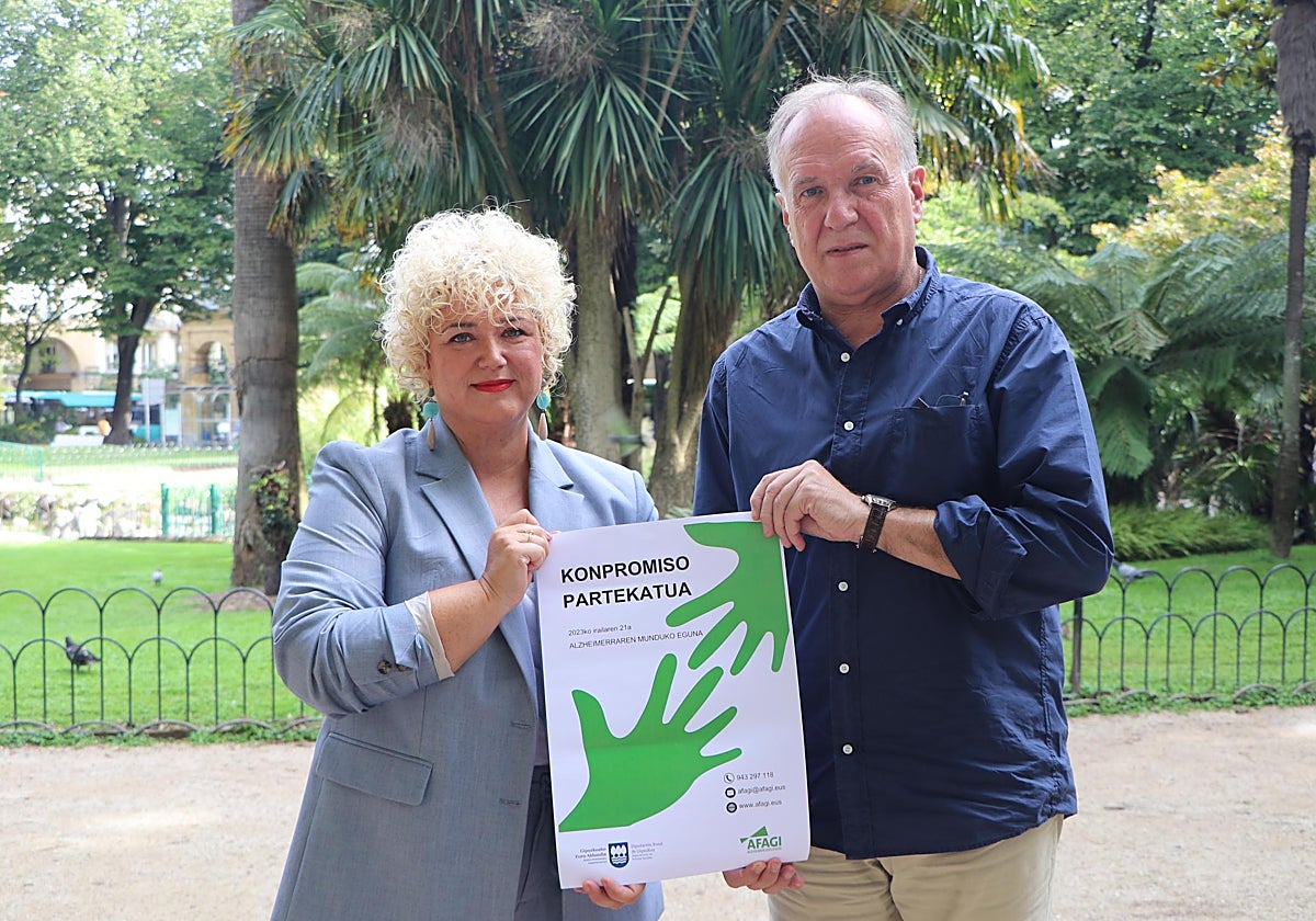 La diputada foral Maite Peña y el presidente de Afagi, Iñaki Olalde, han presentado el cartel para el Día del Alzheimer.