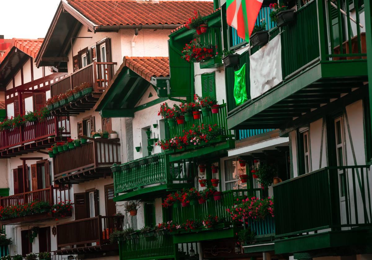 Coloridos balcones de Hondarribia