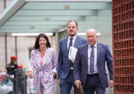 Garrido, Iturgaiz y Barrio, ayer en el Parlamento Vasco.