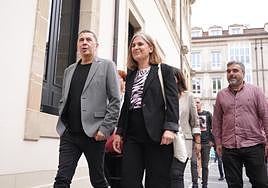 Arnaldo Otegi y Nerea Kortajarena a su llegada al Parlamento Vasco.