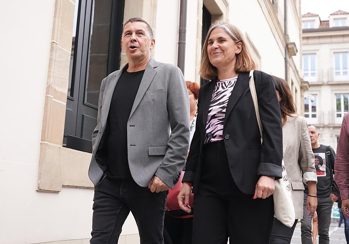 Arnaldo Otegi y Nerea Kortajarena a su llegada al Parlamento Vasco.