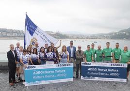 Arraun Lagunak y Hondarribia portan los cheques recibidos acompañados del alcalde Eneko Goia, el presidente de Adegi, Eduardo Junquera, y el director general, José Miguel Ayerza.