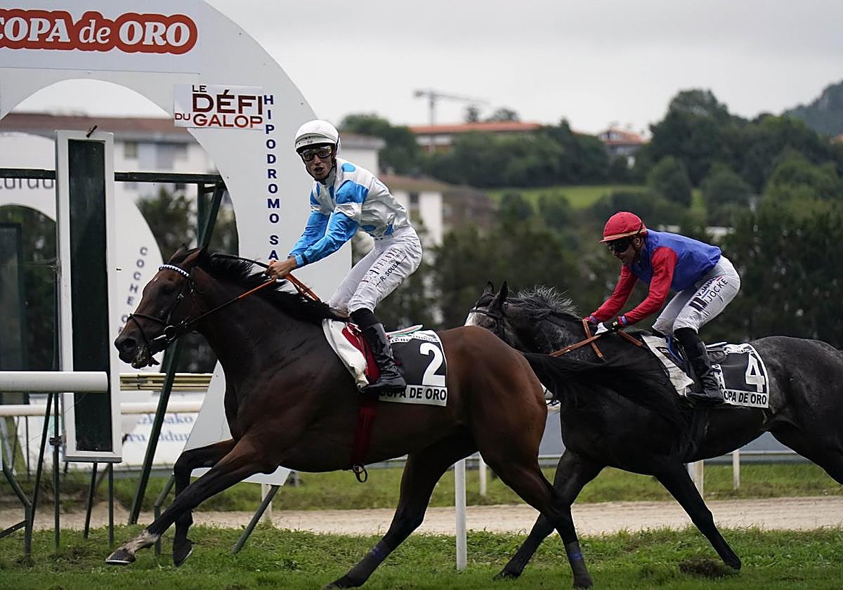 El jockey portugués Ricardo Sousa celebra la victoria en la Copa de Oro ante el espejo de llegada.