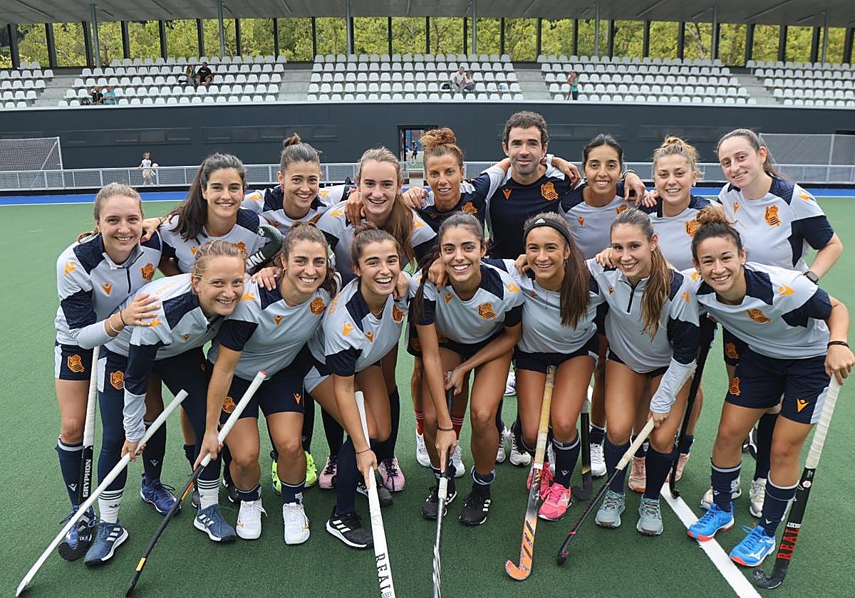 Preparadas. La plantilla de la Real posa ayer en su nuevo campo de Zubieta.