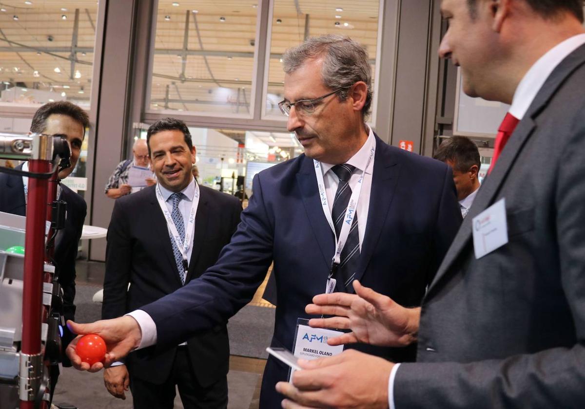 Markel Olano, anterior Diputado General de Gipuzkoa, visita la feria EMO de Hannover en 2019.