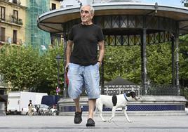 Paco Sagarzazu pasea por la Plaza de Easo de Donostia acompañado de su perro 'Hutch', adoptado hace un año por el actor en la Protectora de Animales.