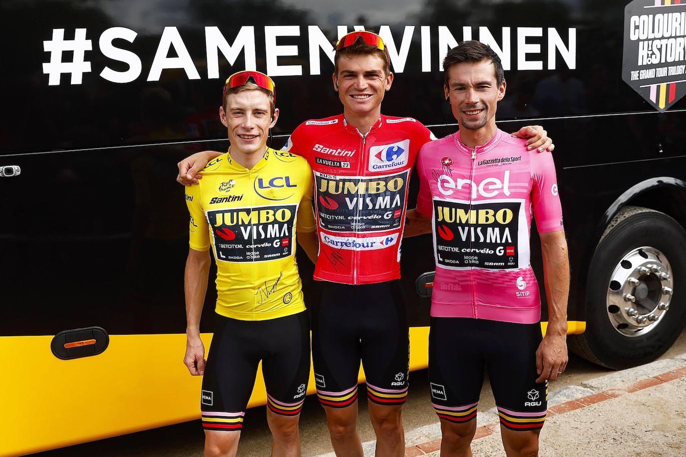 Vingegaard, con el maillot amarillo del Tour; Kuss, con el rojo de la Vuelta y Roglic, con el rosa del Giro.