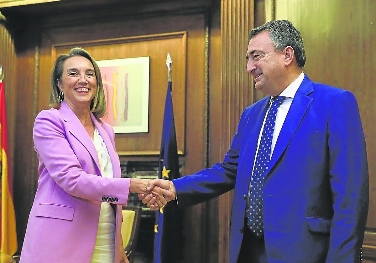 Cuca Gamarra y Aitor Esteban se saludan antes del inicio del encuentro en el Congreso.