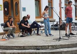 Gentío, la Banda Municipal de Música, el concierto de Esne Beltza, juegos de niños en los Tilos, cabezudos y participación de los bertsolaris en Biteri plaza.