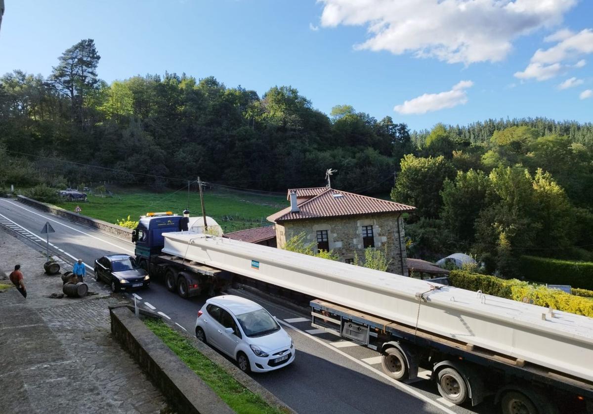 El largo tráiler permaneció durante casi toda la tarde del lunes atascado tras el reventón de dos neumáticos.