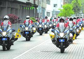 Salida de los motoristas de la Ertzaintza en la tercera etapa del Tour, en Amorebieta.