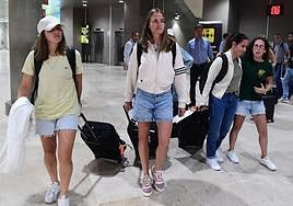 Irene Paredes llegando a Valencia junto a sus compañeroas del Barça.