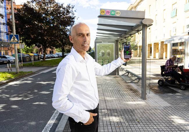 Igor González, director gerente de Dbus, con la aplicación.