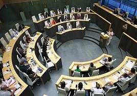 El Gobierno foral en minoría PNV-PSE pierde su primera votación en las Juntas