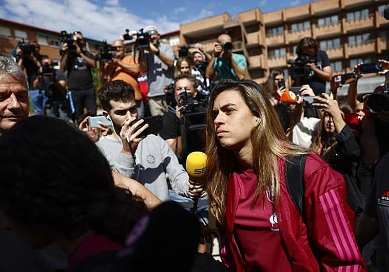 La guardameta de la selección española Misa Rodríguez, tras aterrizar en el aeropuerto de Manises (Valencia).