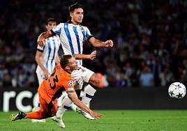 Zubimendi se impone a Barella en la pugna por un balón.