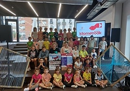 Orereta Ikastolako haurrak Erriola abestia dantzatu dute aurkezpenean.