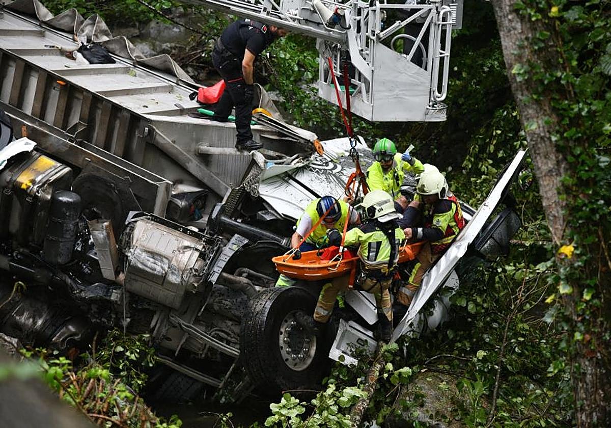 Rescate de un camionero en Urretxu
