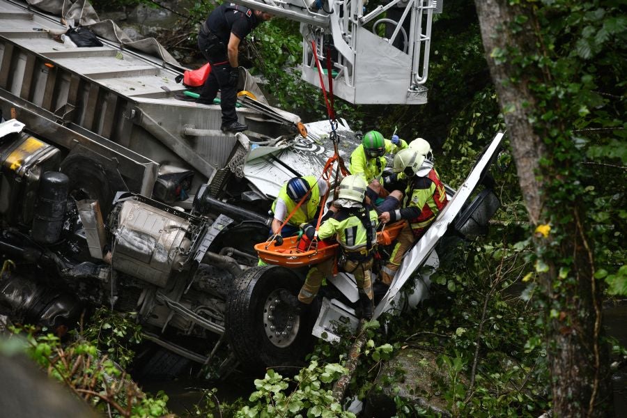 Rescate de un camionero en Urretxu