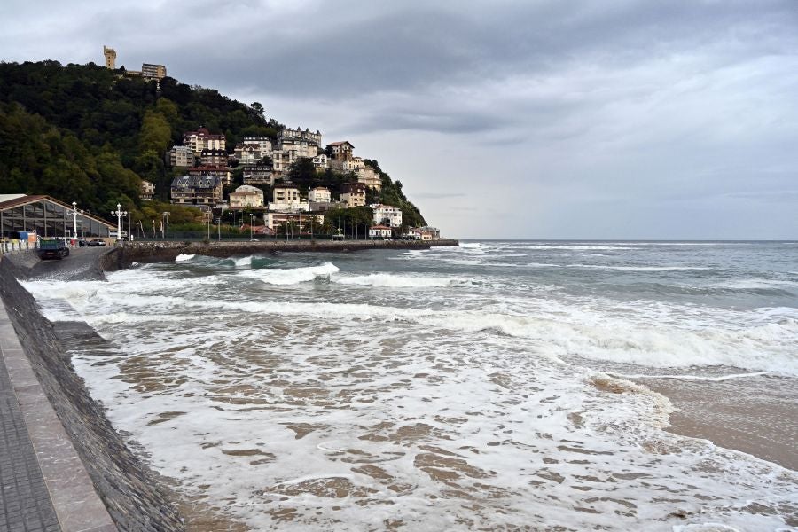 Las olas protagonistas en una jornada gris