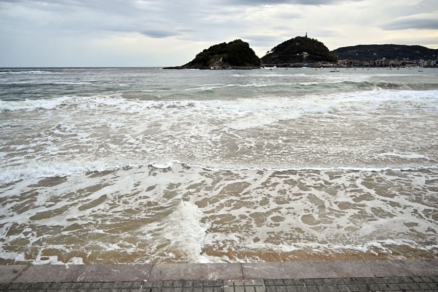 Las olas protagonistas en una jornada gris