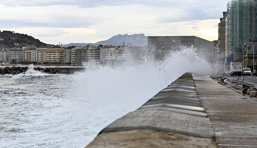 Las olas protagonistas en una jornada gris