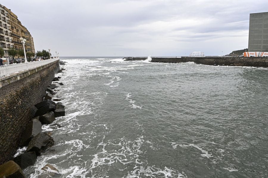 Las olas protagonistas en una jornada gris
