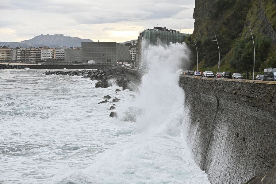 Las olas protagonistas en una jornada gris