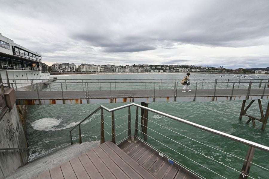 Las olas protagonistas en una jornada gris