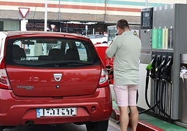 Repostaje en una gasolinera de un centro comercial de Oiartzun.