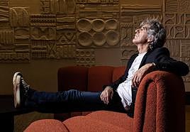 Desde el hall del Hotel Tres Reyes, en Miramon, el músico concedió la primera entrevista en la que habla de su nuevo trabajo.