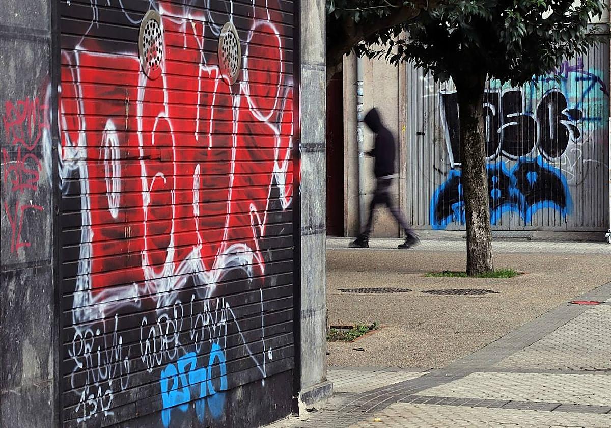 Grafitis en persianas de comercios y garajes de la plaza Ferrerías de Amara Berri.