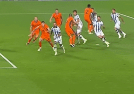 Fotogramas de la acción reclamada como penalti por Robin Le Normand.