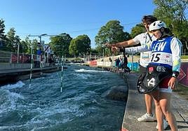 Klara y su hermano y entrenador Telmo, analizando un recorrido.