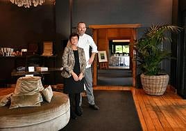 Vicente Egiguren y Lourdes Goikoetxea, jefes de cocina y sala respectivamente, en el hotel restaurante Etxeberri.