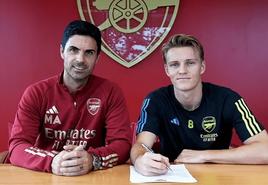 Mikel Arteta y Martin Odegaard, en la firma de ampliación del contrato del jugador noruego.