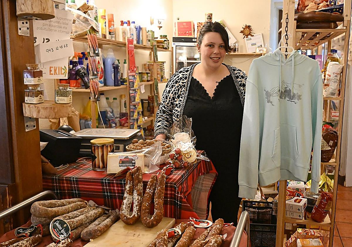 Bego Altuna, en el txoko que ha habilitado como tienda en el ostatu de Abaltzisketa.