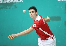 Ekhi Irribarria ejecuta un saque en el frontón Sahatsaga de Getaria.