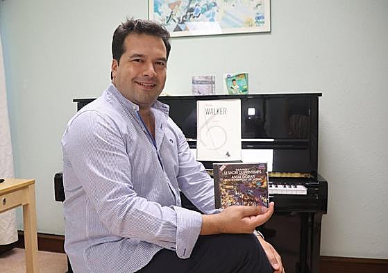 El maestro posa en su camerino en la sede de la orquesta en Miramon.