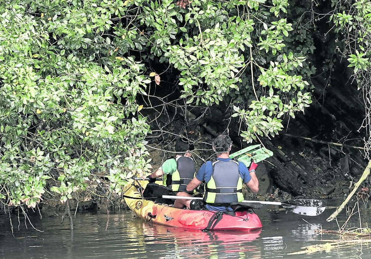 El Real Club de Tenis de San Sebastián y Coca-Cola organizaron el sábado por la mañana una limpieza en kayak del río Urumea con salida en Mundaiz. Participaron un total de 30 personas. La jornada se enmarcó dentro del programa 'Mares Circulares'. Desde su nacimiento en 2018, esta actividad se ha realizado ya en una decena de playas y entornos acuáticos de Euskadi.