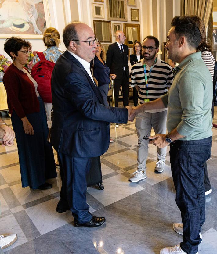 Imagen secundaria 2 - Buenafuente, a la entrada del Velódromo, donde presentó la serie de su amigo Berto Romero. La gala de despedida de la serie de TVE 'Cuéntame'. El ministro Iceta saluda a Juan Antonio Bayona en los pasillos del María Cristina. .