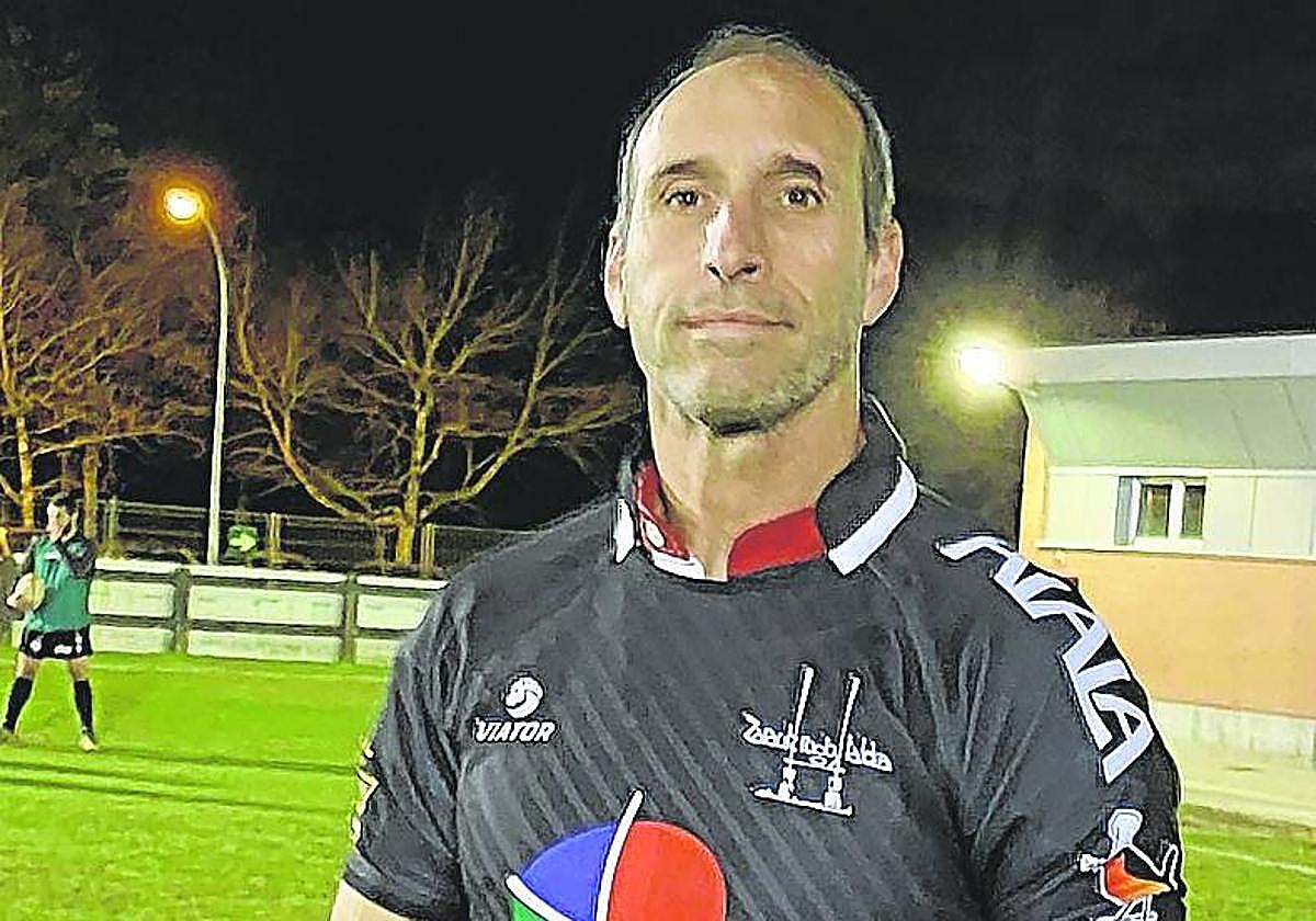 Fran Puertas, con un oval en las manos, en el campo de Asti de Zarautz.