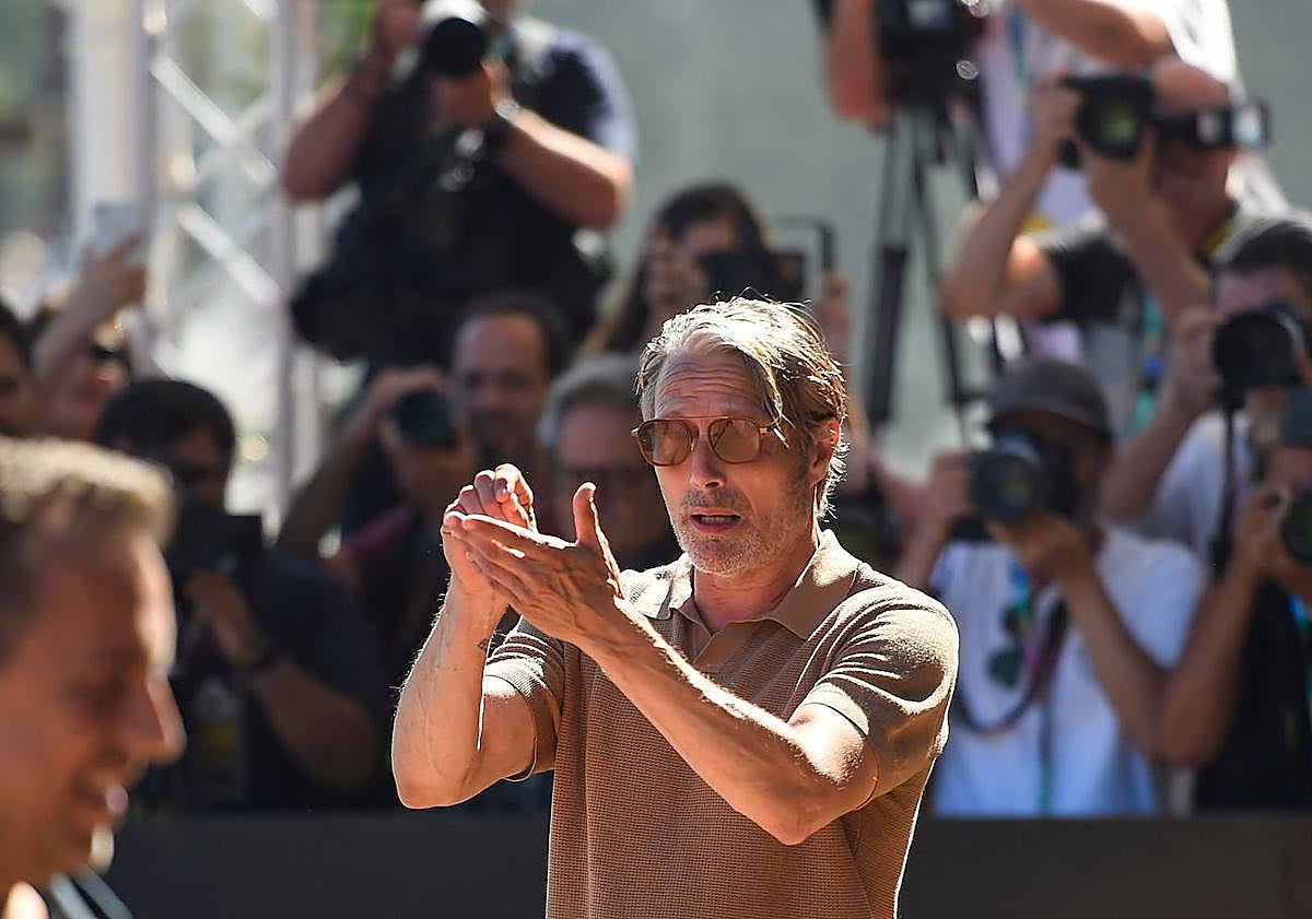 Imagen principal - «Hacía tiempo que una estrella no pasaba tanto rato atendiendo a la gente»