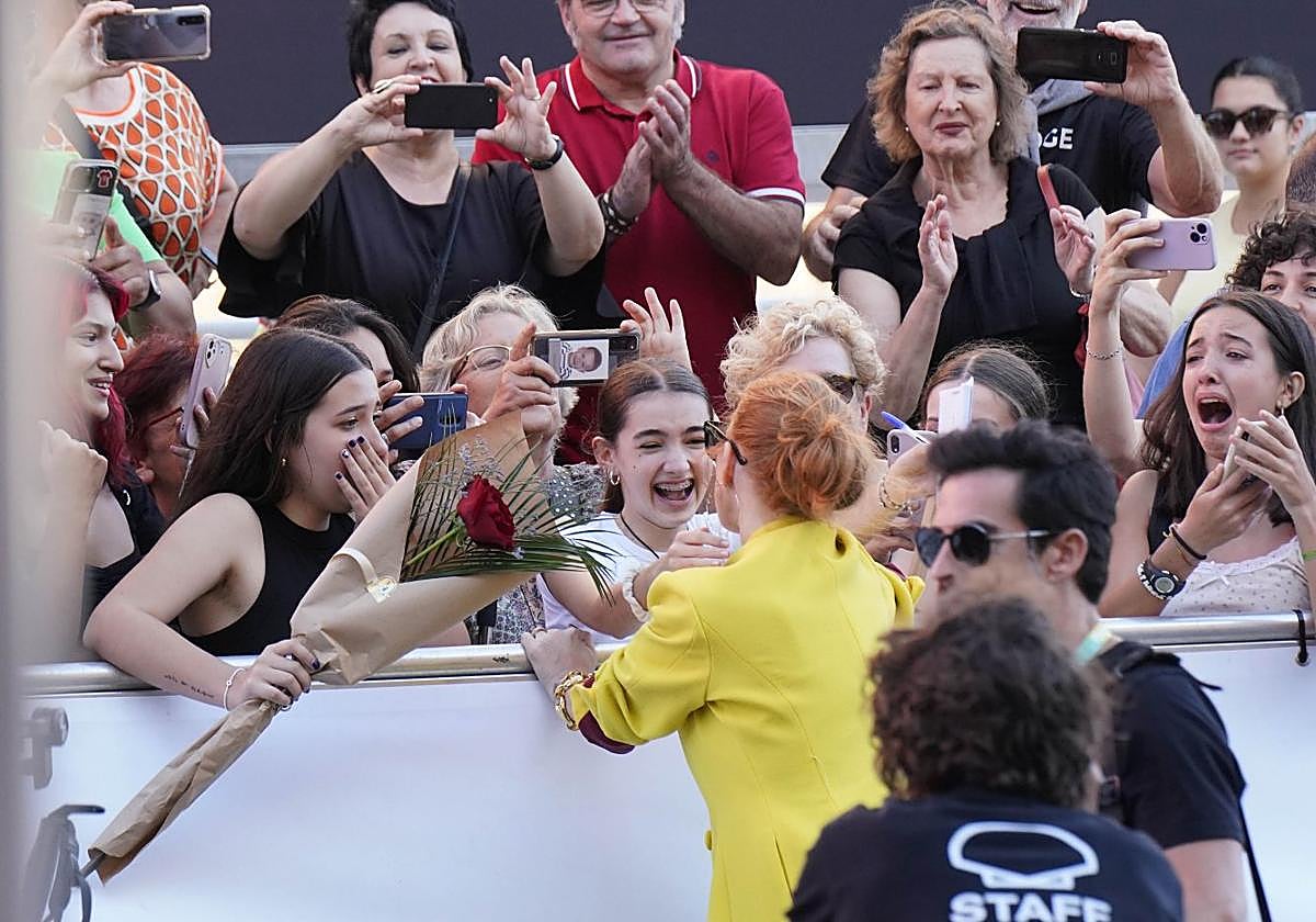 El recibimiento a Jessica Chastain fue multitudinario, y ella respondió de buen grado a los fans.
