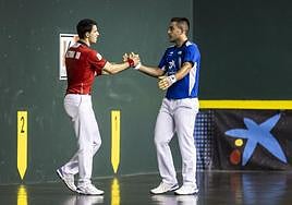 Altuna III y Larrazabal se saludan durante el partido de la feria de San Mateo disputado en Logroño.